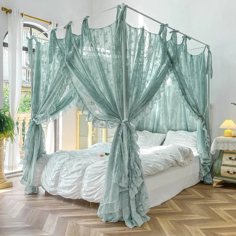 Chambre à coucher ornée d'un magnifique lit à baldaquin en textile vert pastel décoré de motifs délicats.