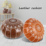 Pouf utilisé comme repose-pieds près d'un canapé beige