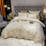Détail broderie dorée sur housse de couette beige