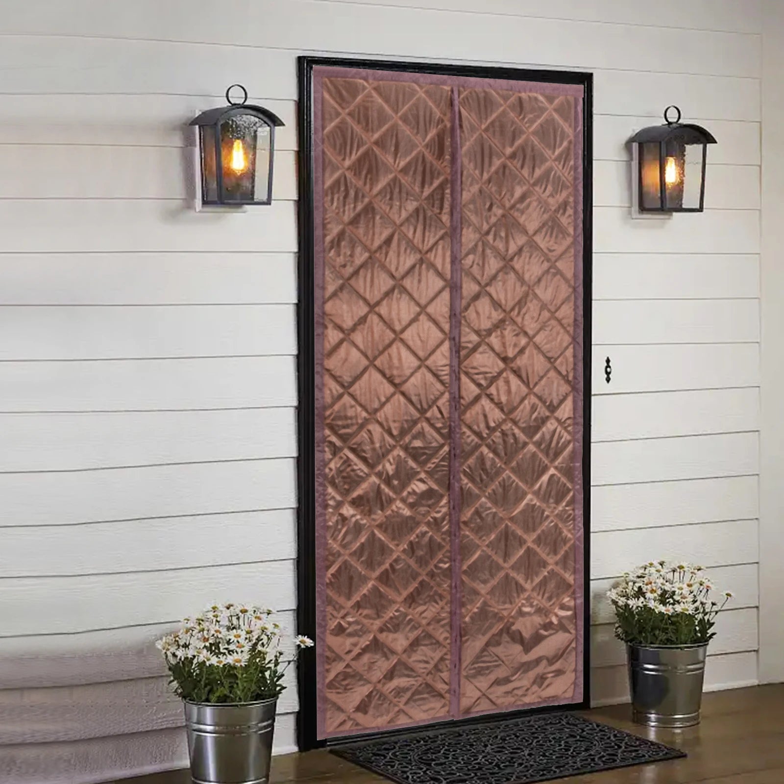 Rideau thermique marron pour porte d'entrée avec finition matelassée, vu de l'extérieur