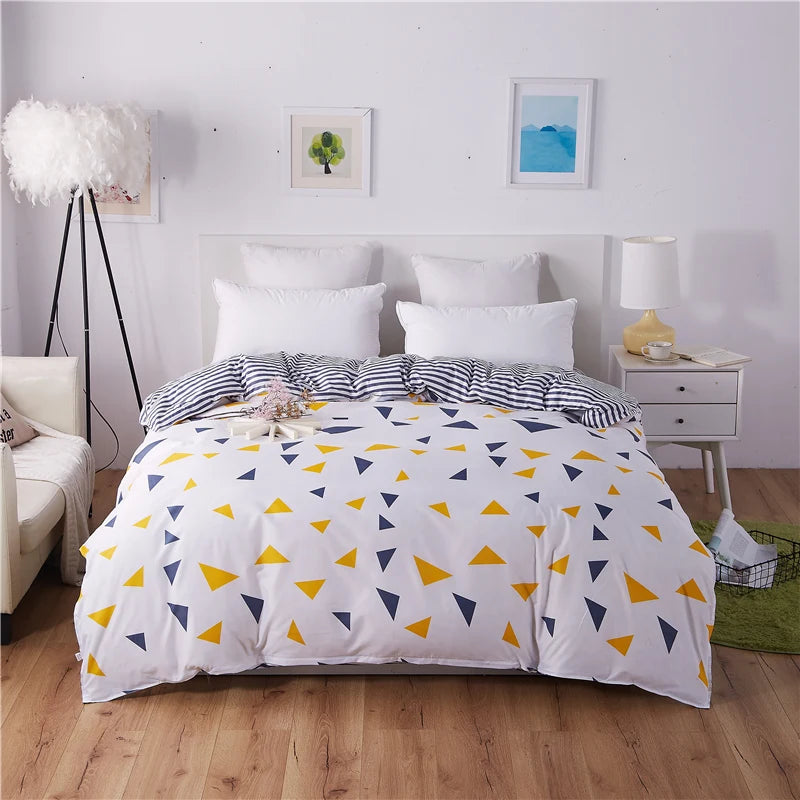 Housse de couette en couleur gris clair dans une chambre décorée
