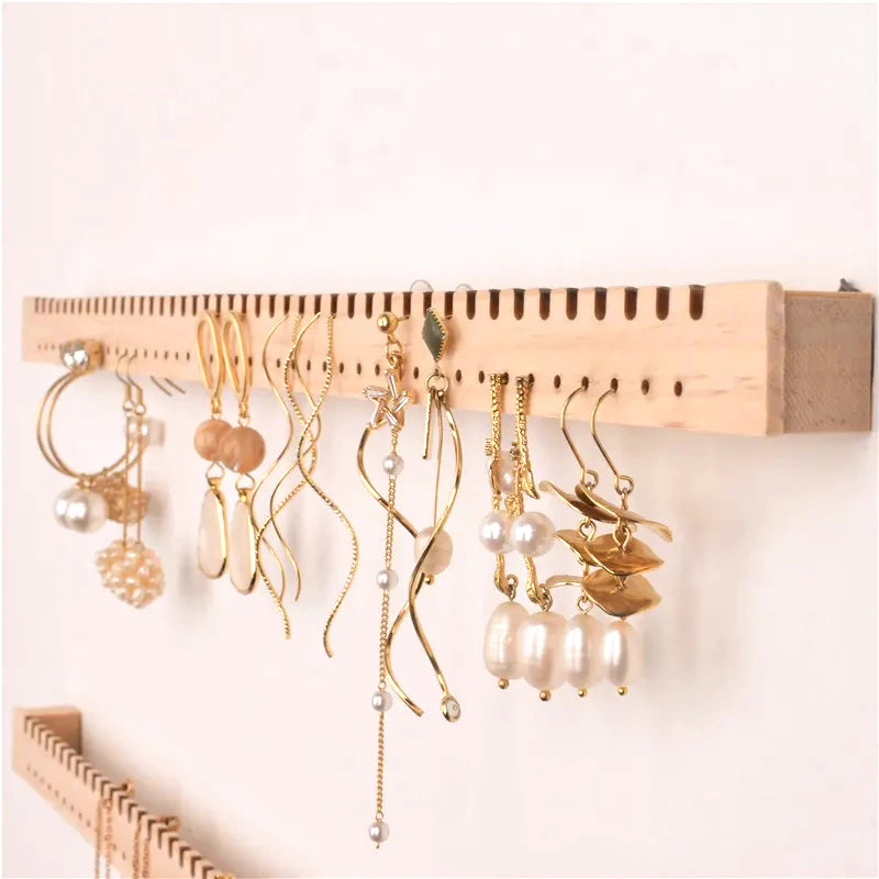 Présentoir mural en bois noir avec colliers et boucles d'oreilles