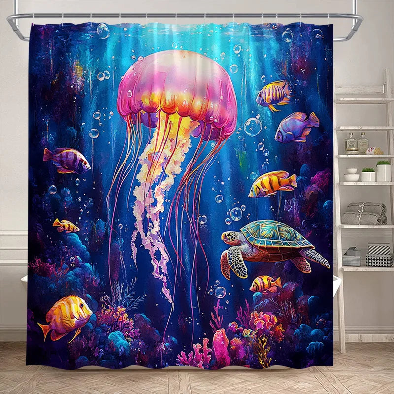 Rideau de douche coloré représentant une méduse rose entourée de poissons tropicaux et d'une tortue marine, dans un décor sous-marin vibrant et lumineux.