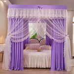 Le rideau violet avec ornements de dentelle crée un décor de chambre romantique et élégant.