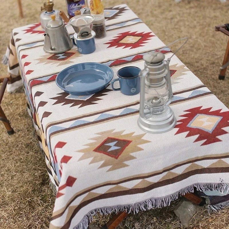 Plaid indien rayé noir et vert plié sur canapé
