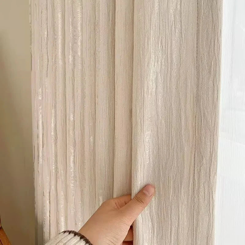 Rideau beige plissé élégant pour salon moderne, idéal pour apporter une touche de raffinement dans votre intérieur, offre une isolation lumineuse optimale.