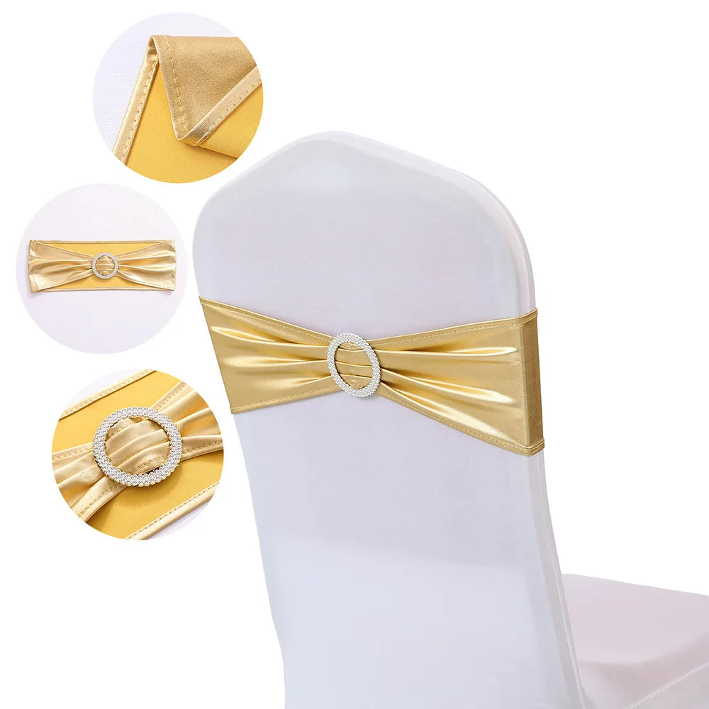 L'image montre un support de chaise blanc décoré avec un nœud de couleur dorée et une boucle ornée de strass.