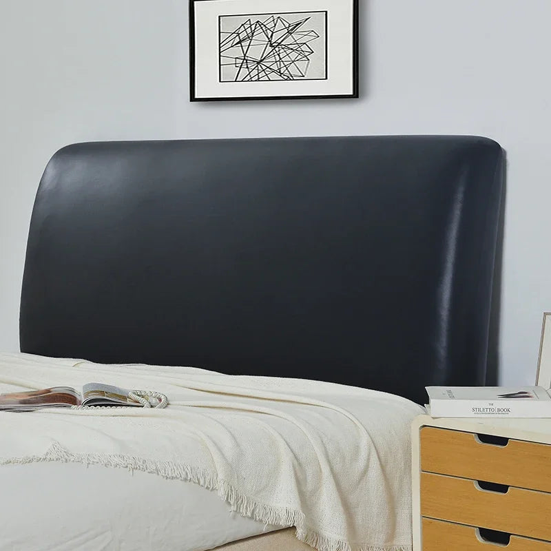 Housse de tête de lit en cuir artificiel blanc sur lit moderne