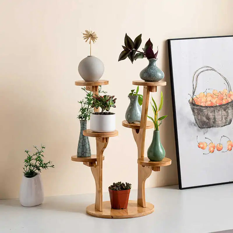 Support bambou pour pots de fleurs dans un salon