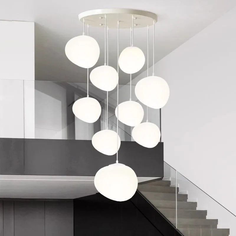 Lustre LED suspendu moderne avec 25 ampoules dans un salon élégant