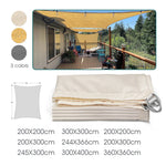 Voile d'ombrage jaune rectangulaire sur un balcon avec vue sur le jardin