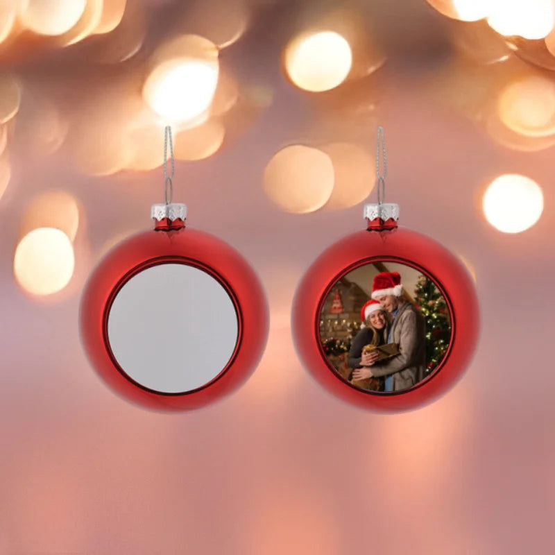 Boule de Noël rouge accrochée à une guirlande lumineuse
