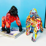 Statue de gorille en résine couleur jaune clair sur table moderne