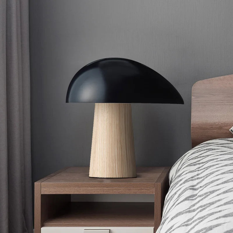 Détail de la lampe de chevet design champignon LED montrant la texture en résine