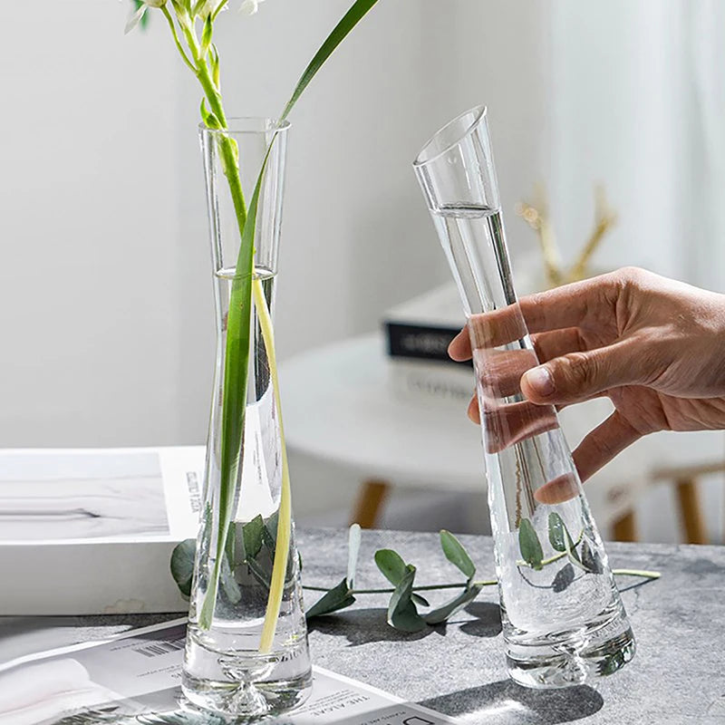 Collection de vases en verre de différentes tailles et couleurs en décoration de table