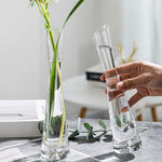 Collection de vases en verre de différentes tailles et couleurs en décoration de table