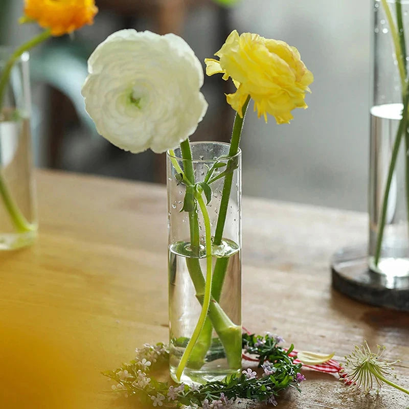 Vase cylindrique transparent décoré de galets blancs