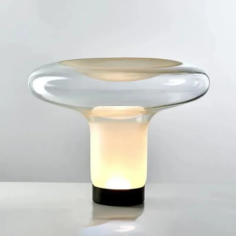 Lampe champignon en verre art déco sur table de chevet blanche