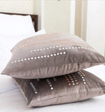 Couvre-lit velours gris clair avec coussins
