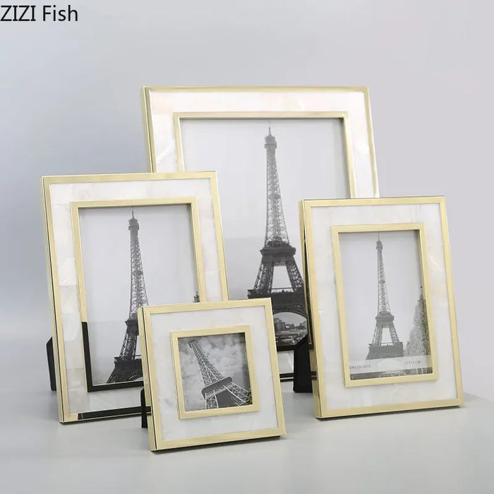 Cadre photo argent coquille créatif métal sur un mur blanc