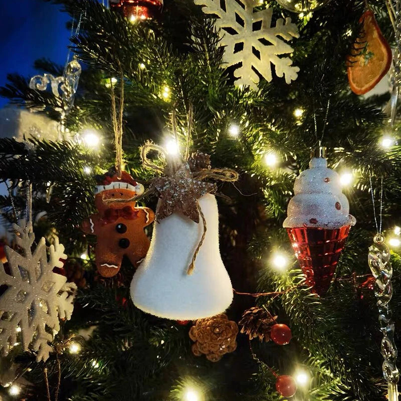 Boule de Noël flocon blanc dans un intérieur cosy
