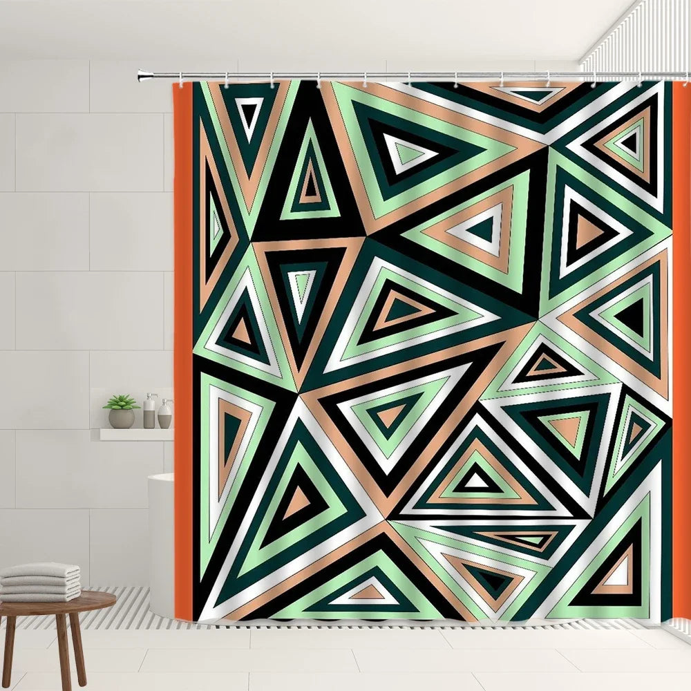 Rideau de douche au design graphique avec motif de triangles : ce rideau de salle de bain présente un motif répété de triangles aux couleurs vives sur un fond blanc. Il ajoute une touche artistique et moderne à n'importe quelle salle de bain. Il est parfait pour ceux qui apprécient le design contemporain dans leur maison.