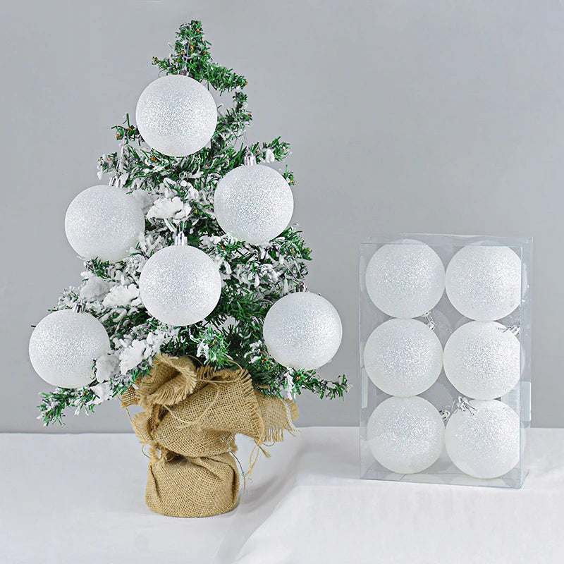 Ornements de Noël pailletés blancs ronds sur un sapin
