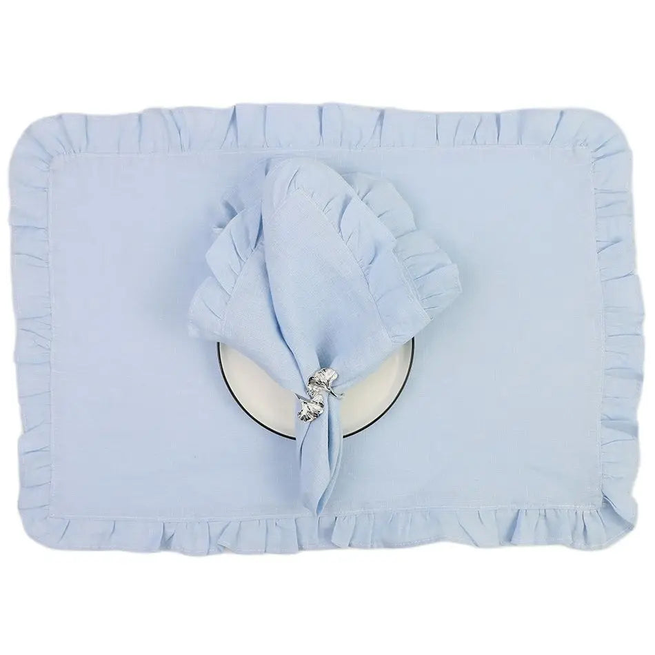 Coussin décoratif rond gris bleuâtre avec volants sur un cadre miroir.