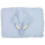 Un petit coussin décoratif en tissu bleu clair avec des volants et un motif central orné d'un élégant nœud.