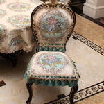 Chaise ornementée d'un motif floral élégant, avec des teintes de bleu et de violet sur un fond beige, reflétant un style classique et raffiné.
