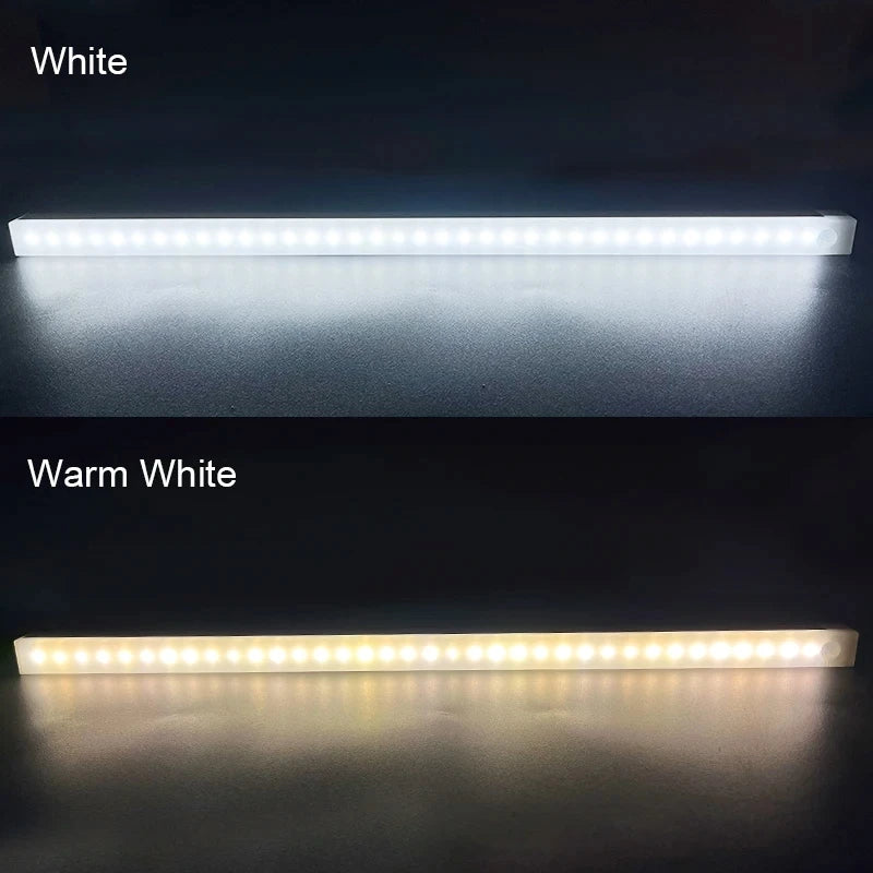 Lampe de chevet sans fil allumée dans un escalier sombre