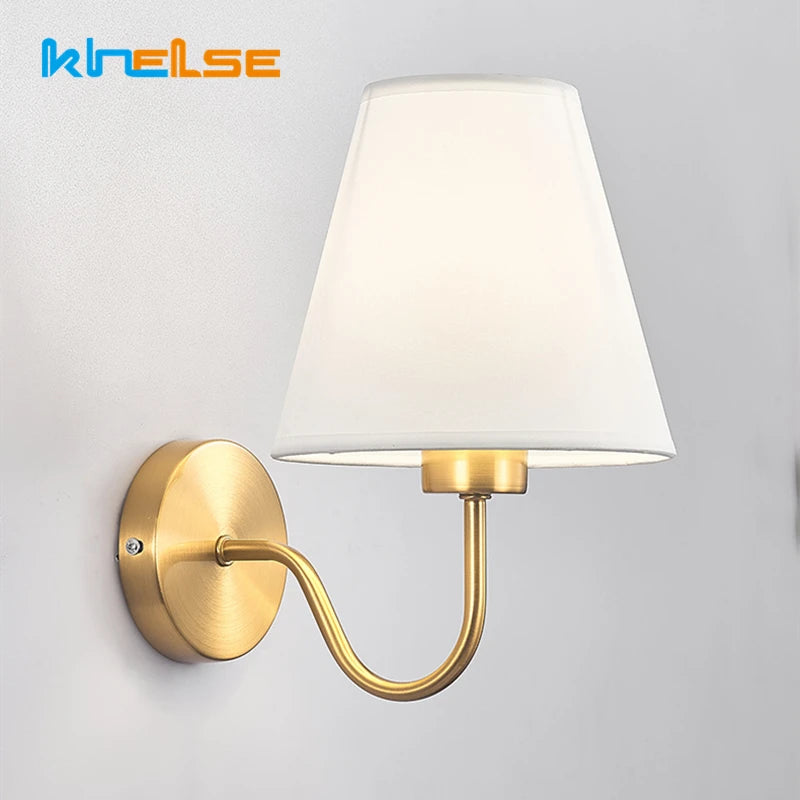 Détail de l'applique murale en tissu avec finition or et éclairage LED E27