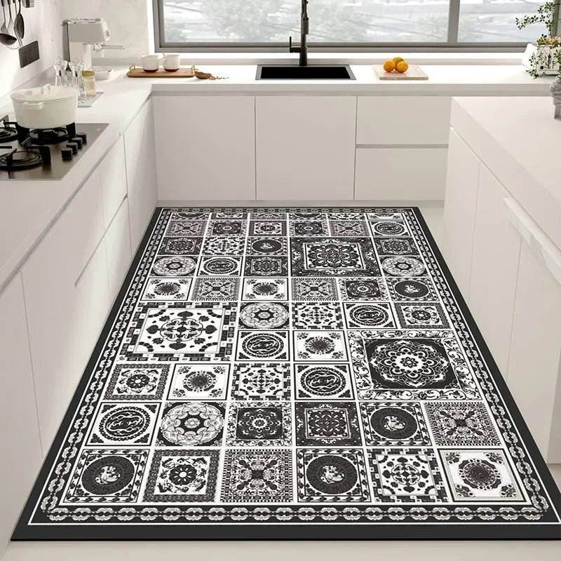 Tapis décoratif en noir et blanc avec motifs géométriques et floraux élégants, parfait pour une cuisine moderne et épurée.