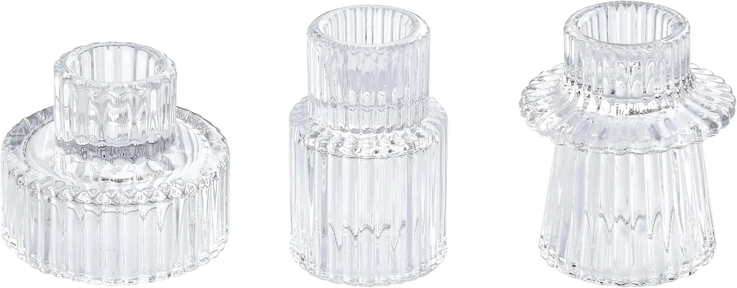 Trois photophores en cristal transparent aux formes distinctives, disposés sur un fond blanc, constituant un ensemble décoratif élégant et raffiné.