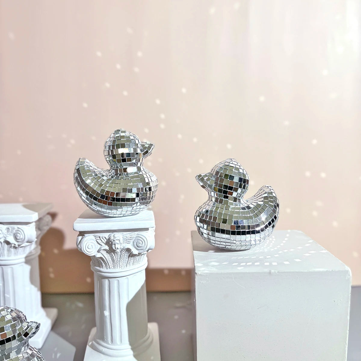 Décoration canard miroir rose or comme ornement de bureau moderne