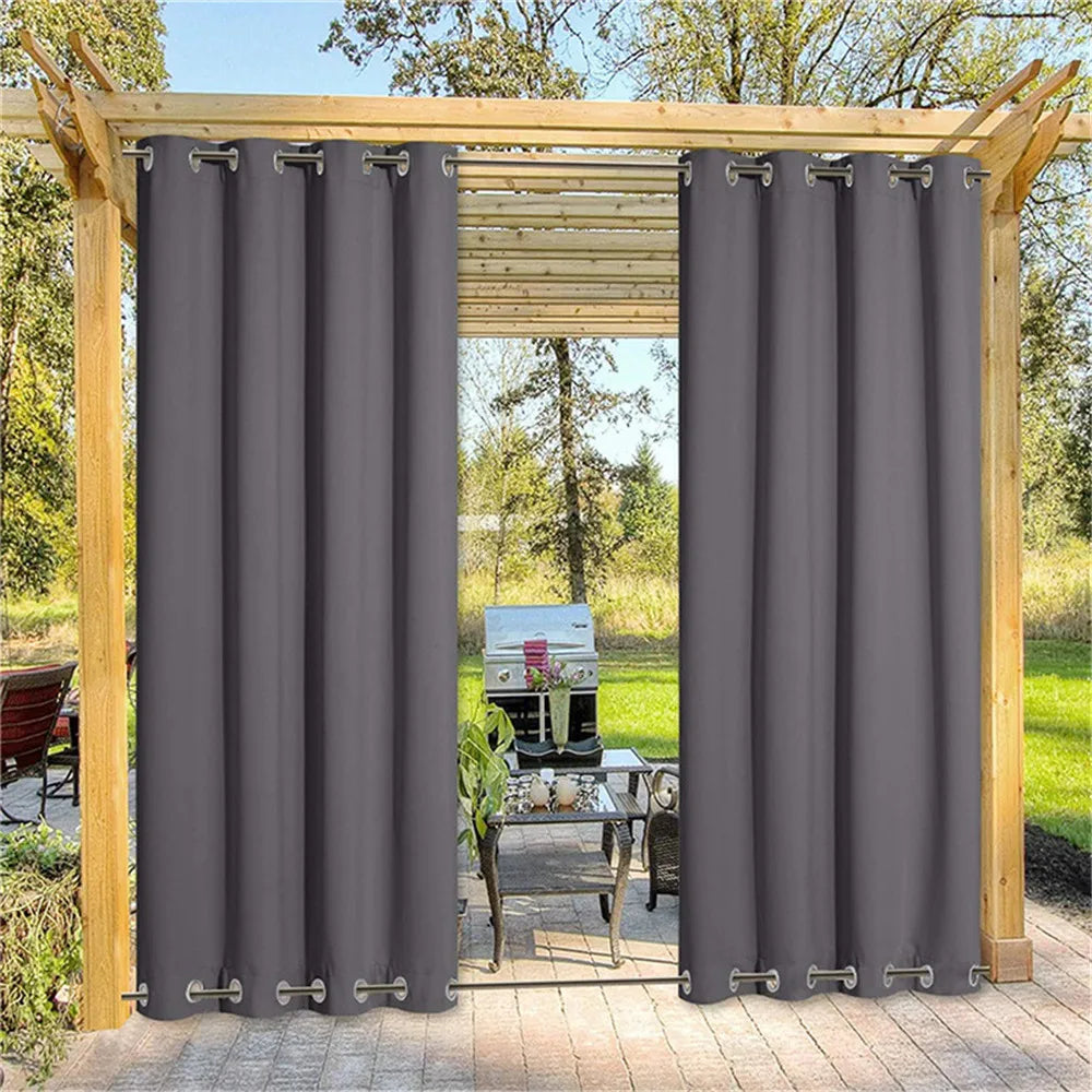 Image représentant des rideaux de couleur élégamment suspendus avec des grommets en argent, mettant en valeur leur texture douce et ondulée. Ces rideaux avec grommets sont parfaits pour ajouter une touche de sophistication à n'importe quelle pièce, tout en offrant une solution pratique pour le contrôle de la lumière et de l'intimité.