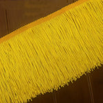 Frange dentelle noire sur coussin décoratif