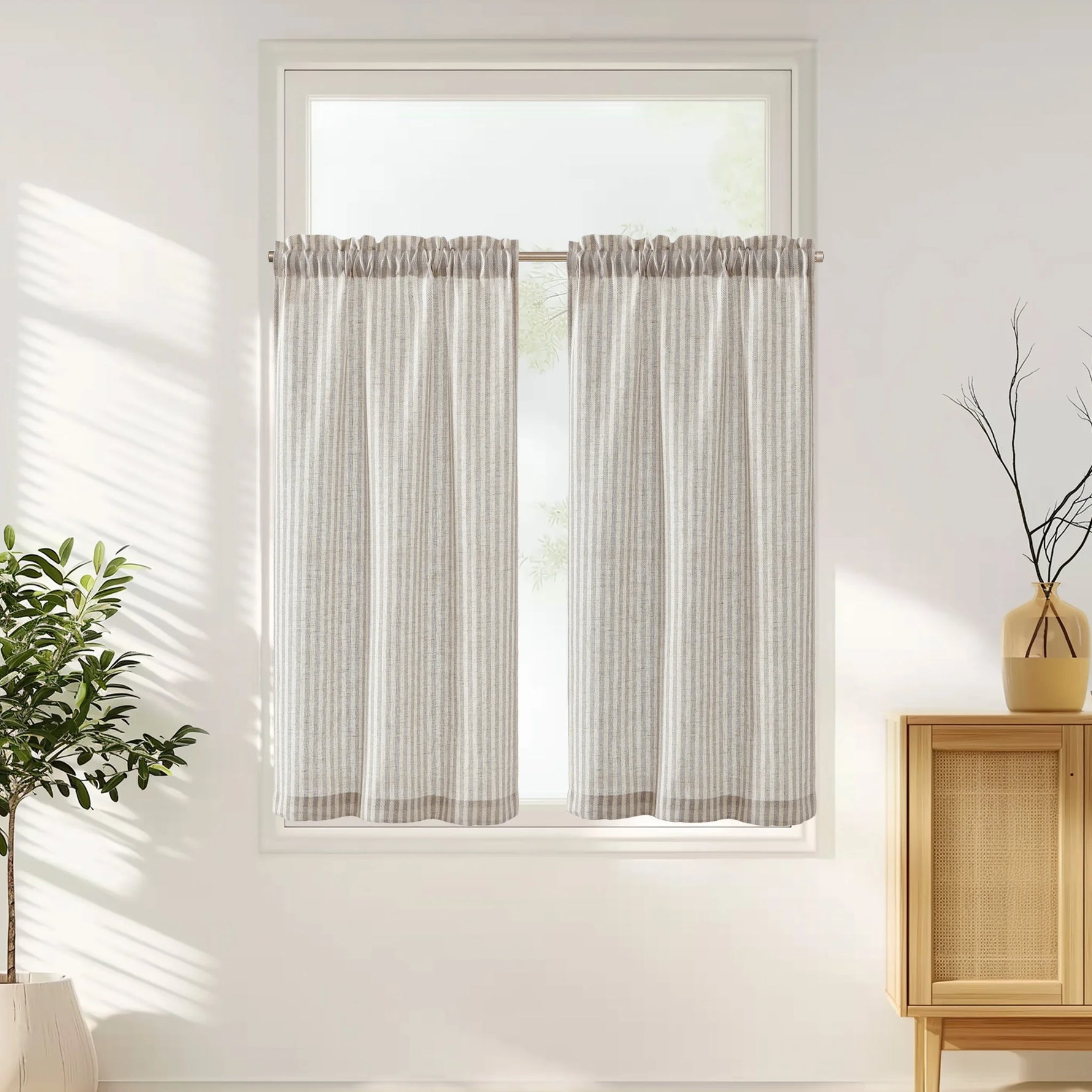 Rideaux courts pour petite fenêtre, style moderne. Idéal pour cuisine ou salle de bain, apportant une ambiance élégante à votre intérieur. Parfaits pour contrôler la lumière tout en préservant l'intimité. Faciles à installer, ces rideaux s'adaptent à divers types de tringles. Ajoutez une touche déco tendance et chic à votre maison.
