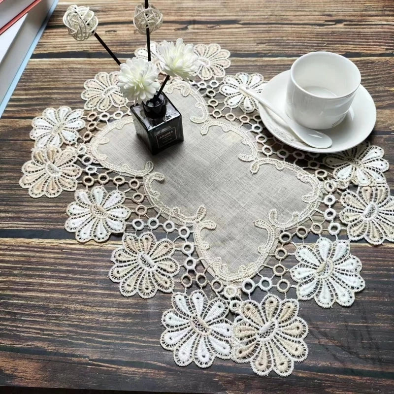 Napperon beige sur table de restaurant avec vaisselle