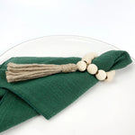 Serviette verte en coton avec perles en bois et franges en jute.