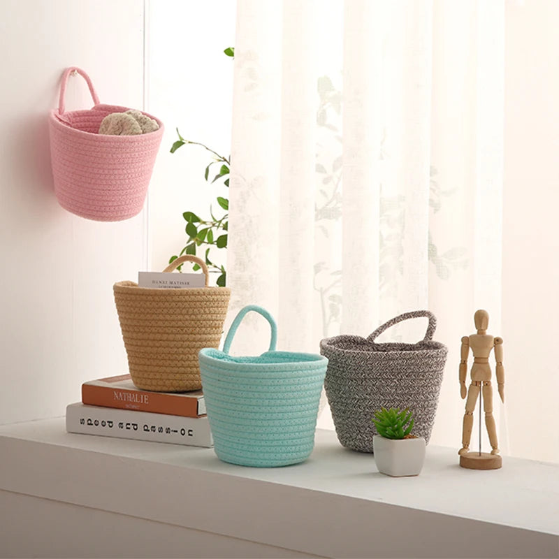 Panier suspendu bleu pour organiser clés et jouets
