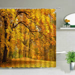 Des rideaux aux motifs de feuilles d'automne dans des teintes de jaune et d'orange, fabriqués à partir de polyester, suspendus dans une maison située dans une forêt mixte de feuillus tempérés et de forêts de feuillus du nord. Ces rideaux apportent une touche naturelle et saisonnière à l'intérieur de la maison, tout en complétant parfaitement le paysage forestier environnant.
