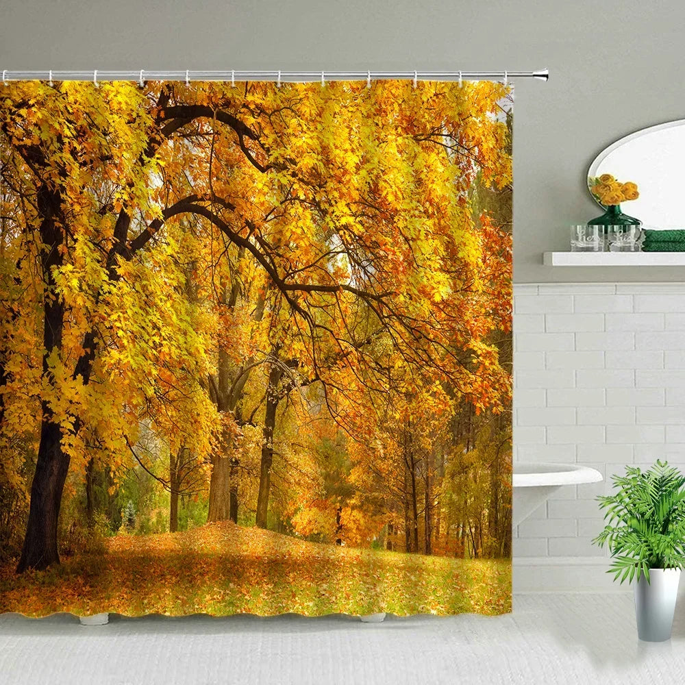 Des rideaux aux motifs de feuilles d'automne dans des teintes de jaune et d'orange, fabriqués à partir de polyester, suspendus dans une maison située dans une forêt mixte de feuillus tempérés et de forêts de feuillus du nord. Ces rideaux apportent une touche naturelle et saisonnière à l'intérieur de la maison, tout en complétant parfaitement le paysage forestier environnant.