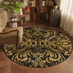 Tapis rond orné de motifs dorés baroques sur fond noir, créant une atmosphère sophistiquée et élégante dans cette pièce d'intérieur.