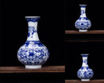 Magnifiques vases de porcelaine bleu et blanc ornés de motifs floraux délicats.