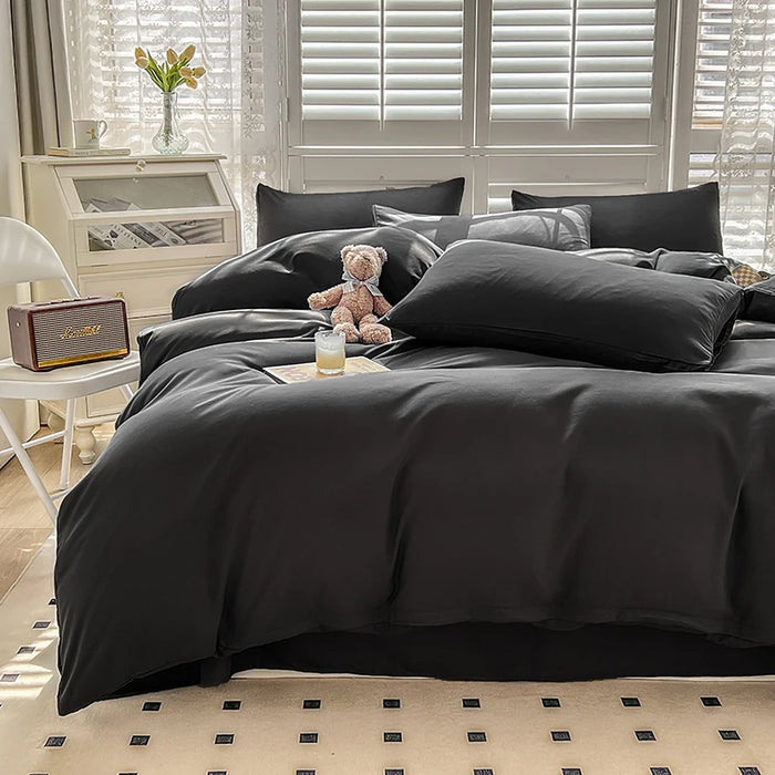 Housse de couette noire sur un lit double
