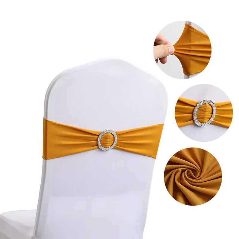 Une chaise blanche ornée d'un ruban doré avec une boucle ornée de strass.