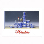 Une collection de vases, de bols et d'ustensiles en porcelaine bleue et blanche sur un fond sombre.