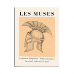 L'image montre une affiche pour une exposition temporaire de la collection Les Muses à Paris en 2020, avec une illustration d'un casque antique à crinière.