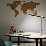 Lampe de table design italien, allumée dans une chambre